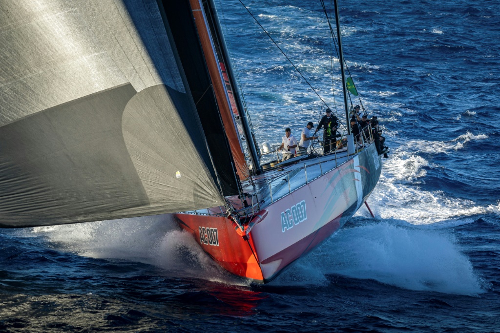 Le yacht Andoo Comanche se dirige vers Hobart lors de la course Sydney-Hobart