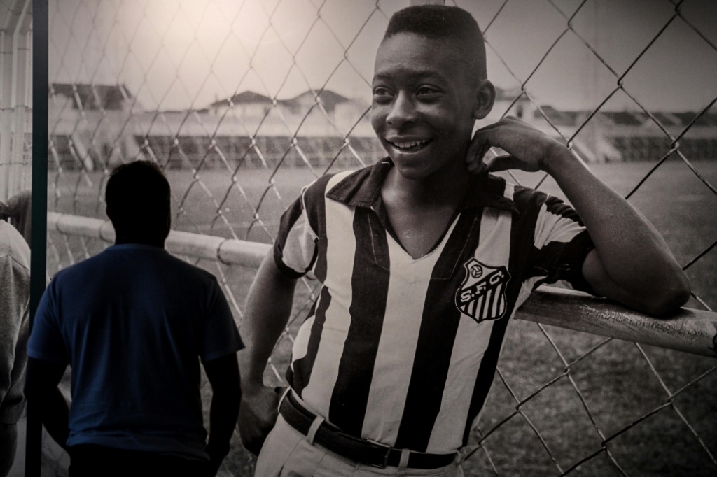 Un fan de Pelé contemple une photo de l'ancien footballeur dans le musée qui lui est consacré