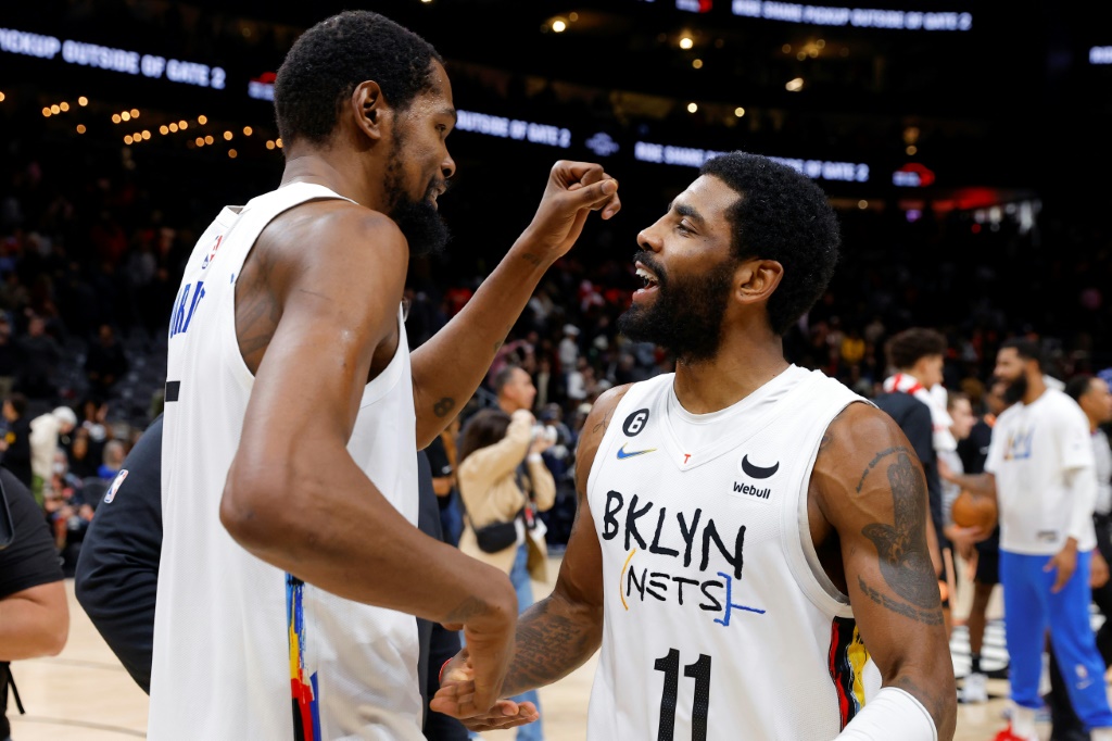 Kevin Durant (#7) et Kyrie Irving (#11) tout sourire après la victoire des Brooklyn Nets face aux Haws d'Atlanta