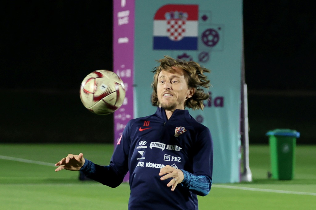 Le milieu de terrain de la Croatie Luka Modric participe à une séance d'entraînement à Doha