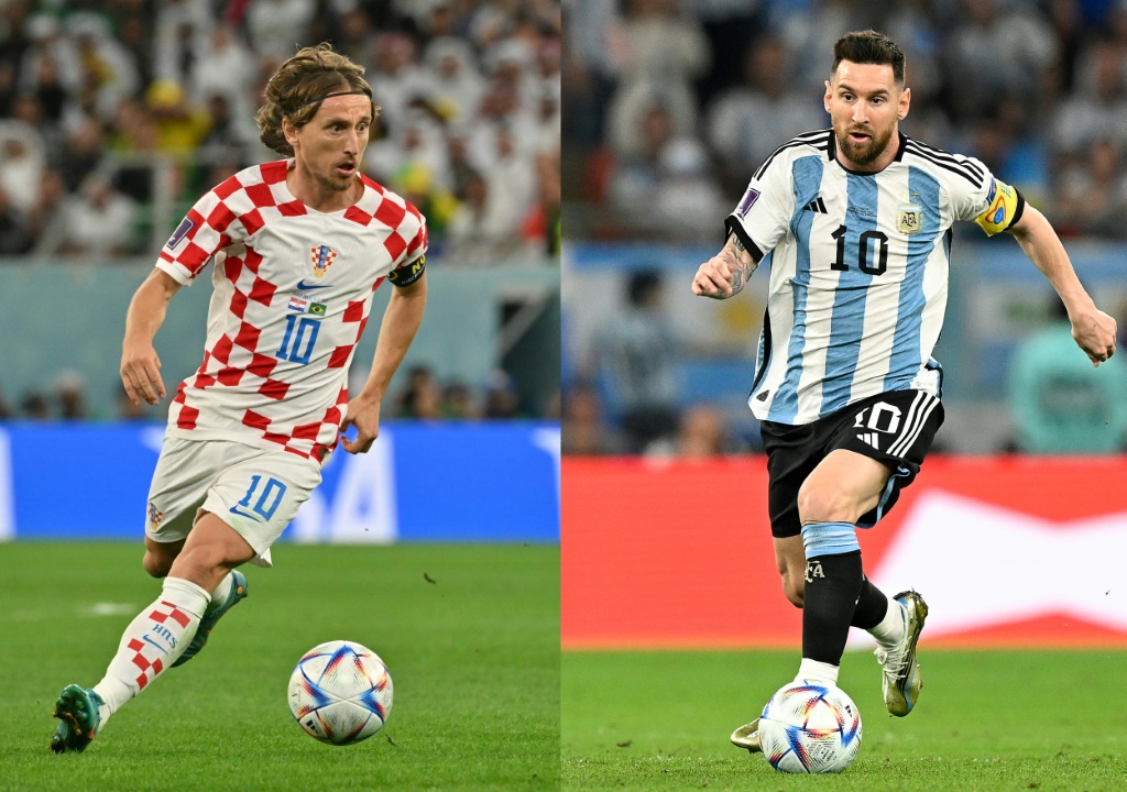 Le milieu de terrain croate Luka Modric (à gauche) et l'attaquant argentin Lionel Messi