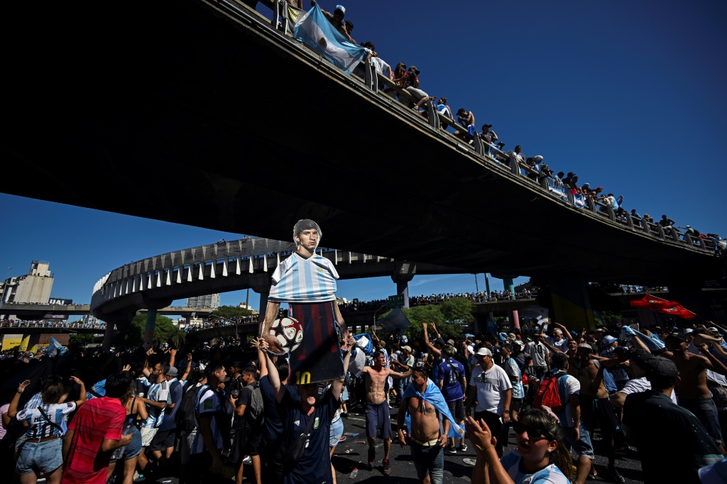 La foule des supporters argentins massée sur les axes routiers