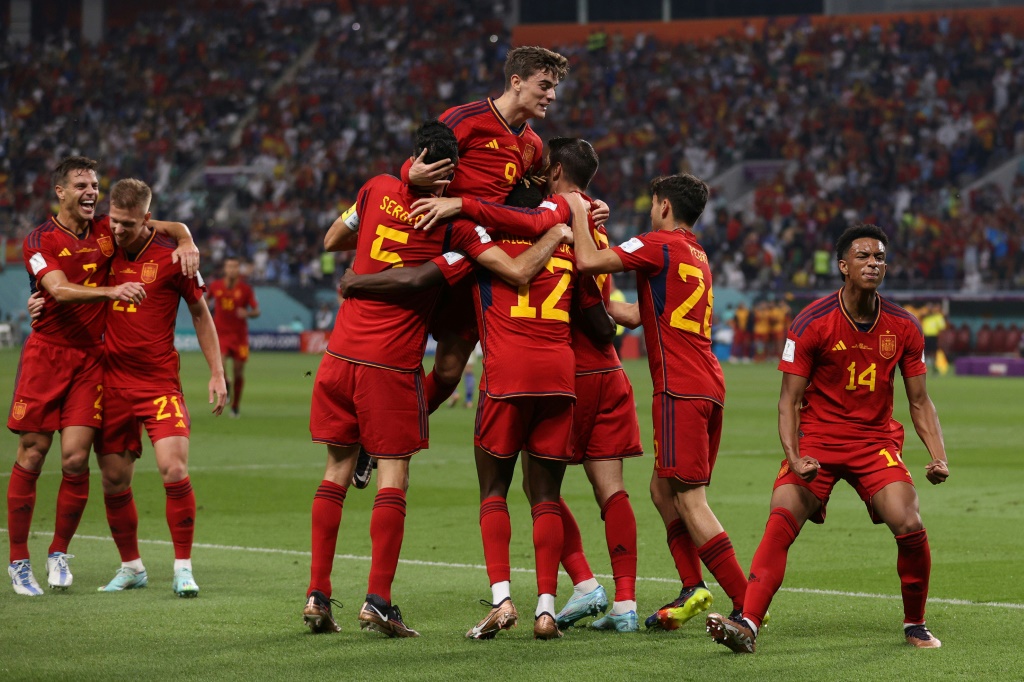 Les Espagnols fêtent un but inscrit contre le Japon au Mondial