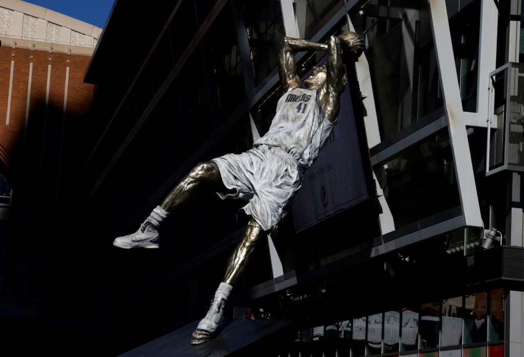 La statue de bronze à la gloire de la légende des Mavericks Dirk Nowitzki devant la salle de la franchise de Dallas