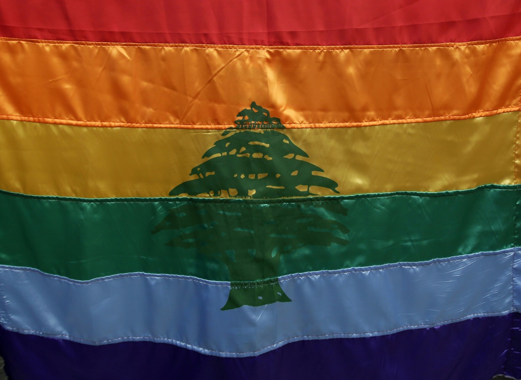Un drapeau présent dans une manifestation organisée par des défenseurs des droits humains pour dénoncer l'homophobie