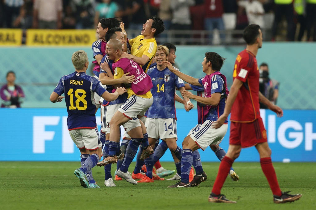 Les joueurs japonais fêtent leur victoire contre l'Espagne