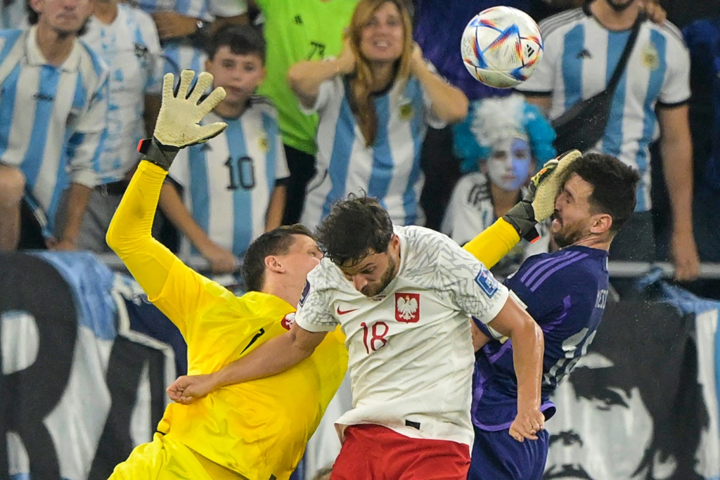 Le gardien polonais Wojciech Szczesny à la lutte pour le ballon avec la star argentine Lionel Messi