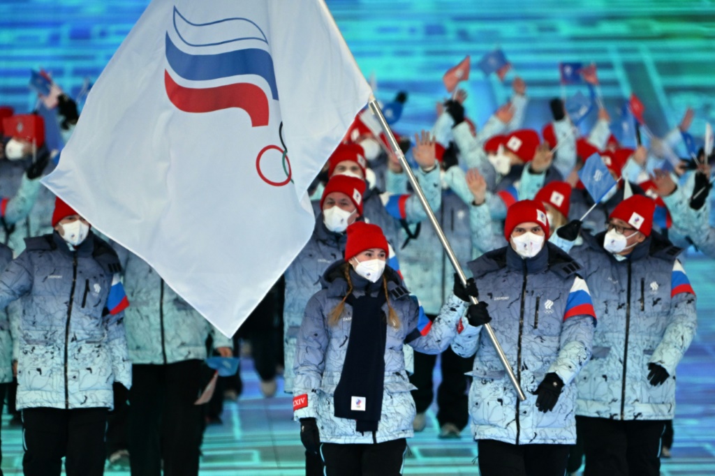 Les porte-drapeaux russes Olga Fatkulina et Vadim Shipachev lors de la cérémonie d'ouverture des Jeux olympiques d'hiver le 4 février 2022 à Pékin