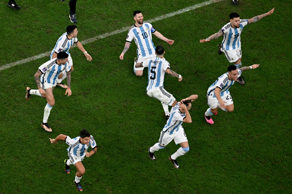 Les Argentins explosent de joie après avoir remporté la Coupe du monde aux dépens de la France à Doha