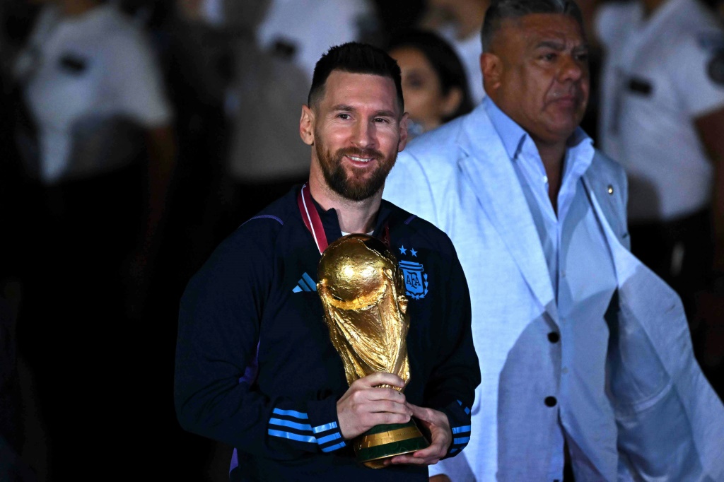 L'Argentin Lionel Messi avec le trophée de la Coupe du monde à son arrivée à l'aéroport de Buenos Aires