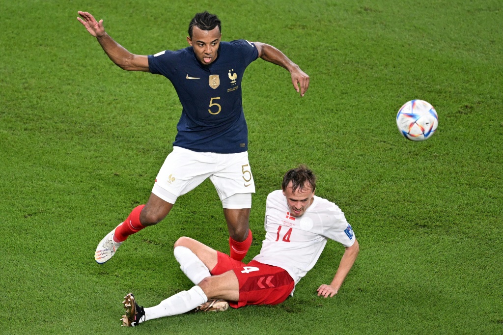 Le défenseur français Jules Kounde lors du match du Mondial contre le Danemark