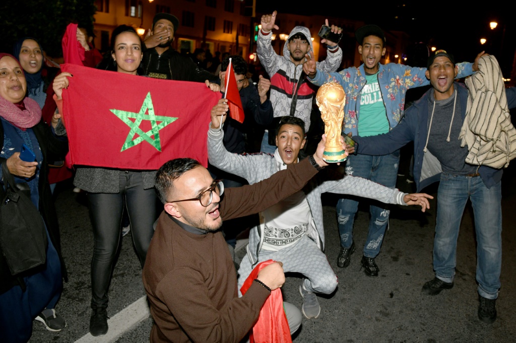 Des supporters marocains célèbrent la qualification historique de leur équipe en quart de finale du Mondial