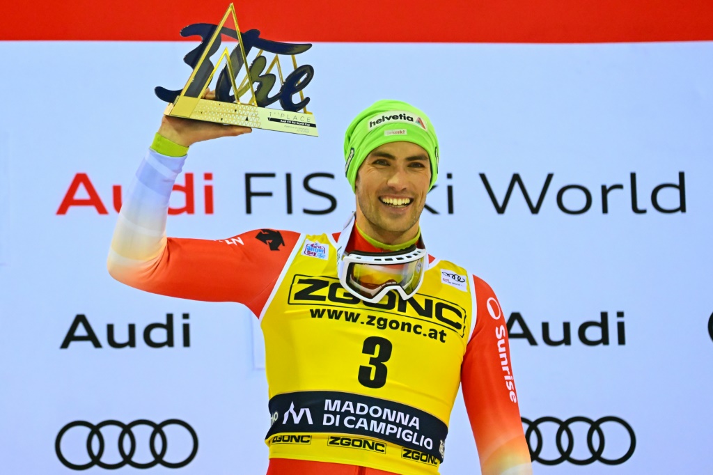 Le Suisse Daniel Yule célèbre sa première place dans le slalom de Madonna di Campiglio