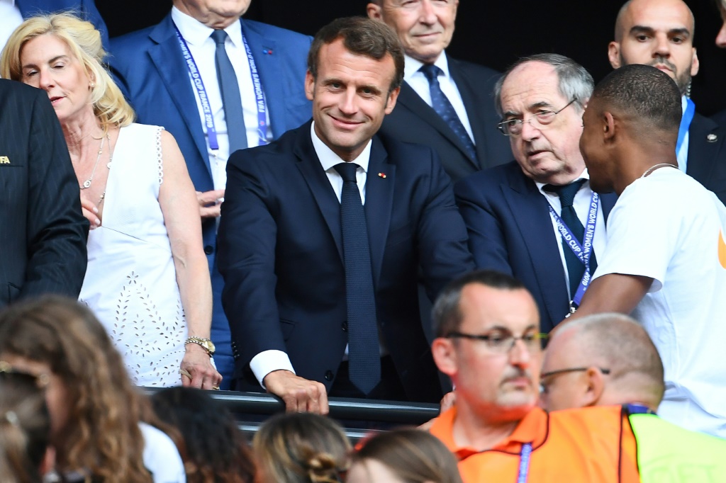 Emmanuel Macron et le président de la Fédération française de football Noël Le Graet (D) dans les tribunes du Groupama stadium lors de la finale de la Coupe du monde féminine entre les Etats-Unis et les Pays-bas