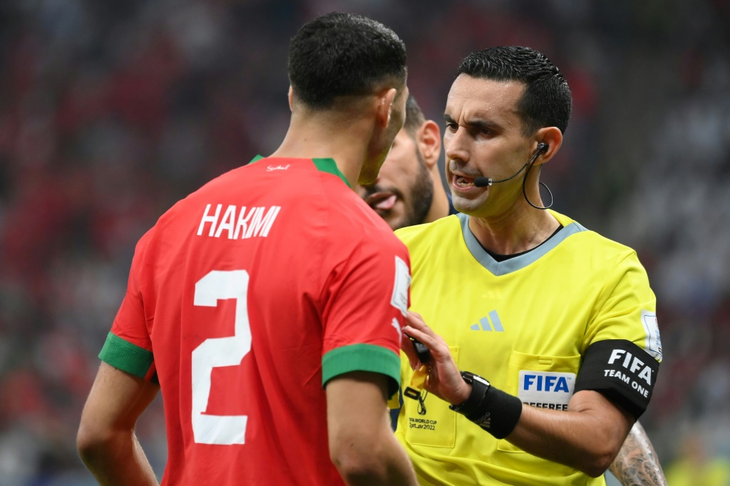 Le Marocain Achraf Hakimi discute avec l'arbitre mexicain Cesar Ramos lors de la demi-finale du Mondial contre la France