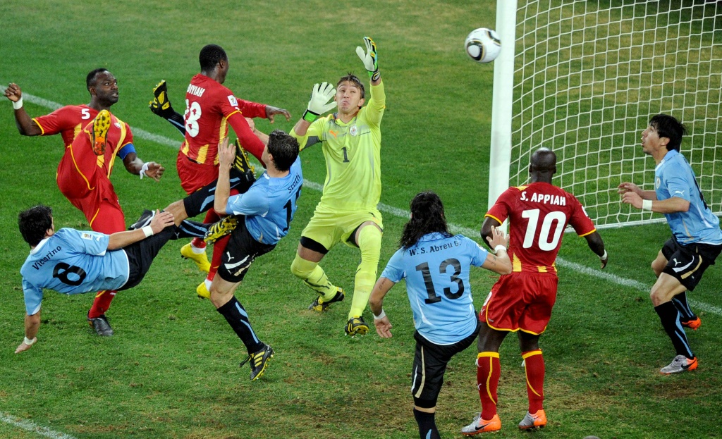 Le gardien de l'Uruguay tente de s'interposer au mileu d'une forêts de joueurs uruguayens (bleu) et portugais en quart de finale du Mondial-2010 le 2 juillet 2010 à Soweto