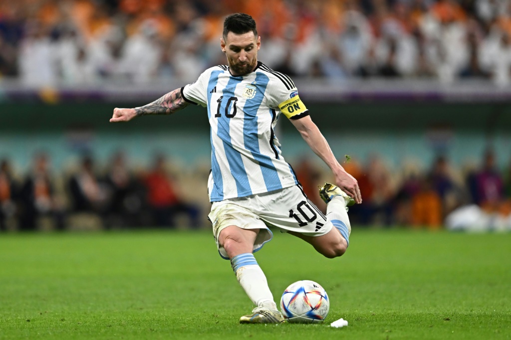 La star de l'Argentine Lionel Messi transforme un penalty contre les Pays-Bas en quart de finale du Mondial