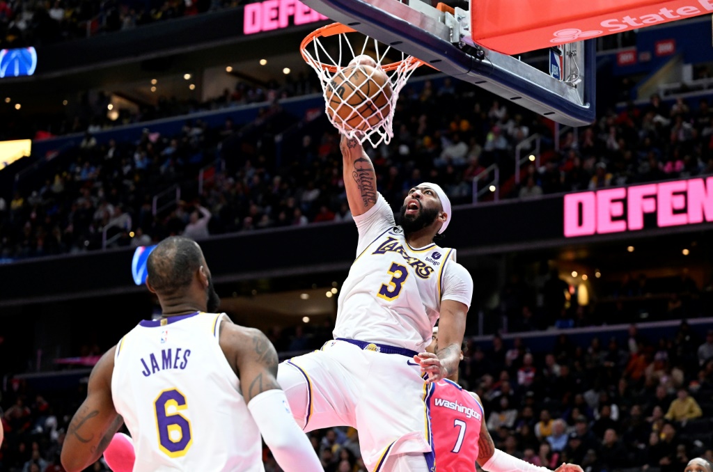 Les stars des Los Angeles Lakers Anthony Davis (au dunk) et LeBron James lors du match NBA face aux Wizards