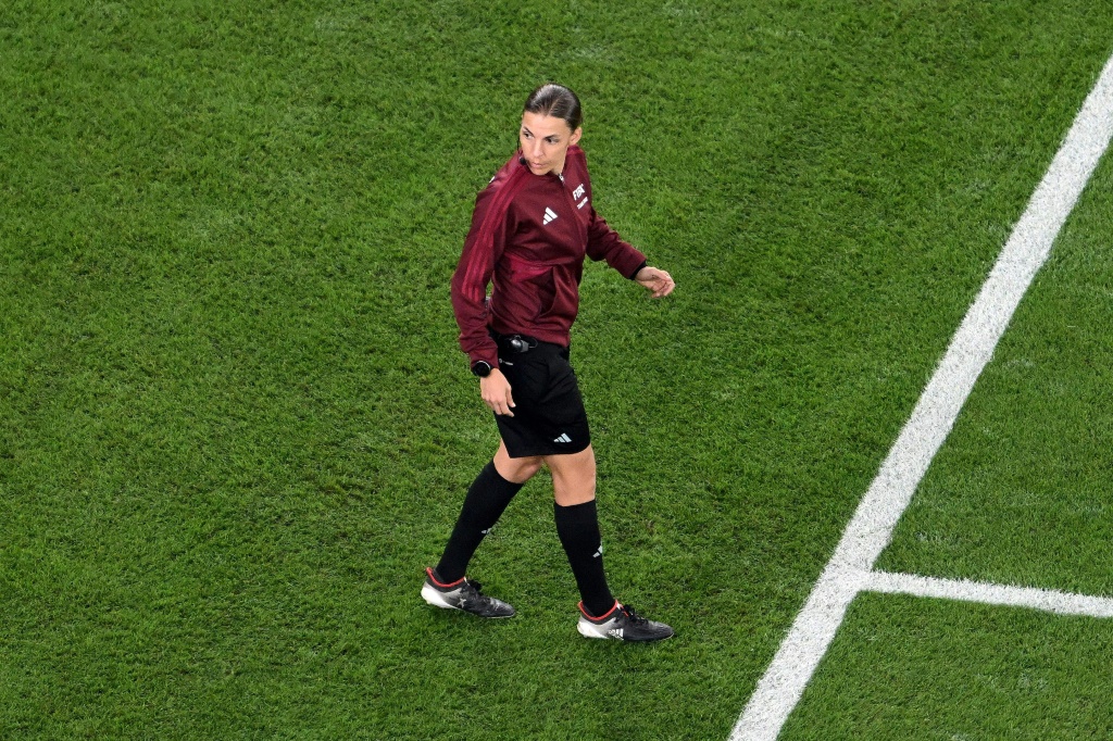 L'arbitre française Stéphanie Frappart sur le terrain lors du match entre le Mexique et la Pologne