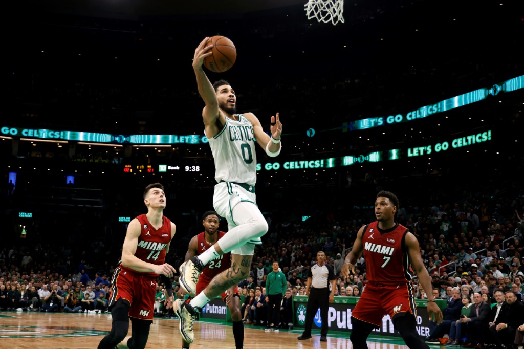 Jayson Tatum sur le point de marquer pour les Boston Celtics contre le Miami Heat en NBA le 30 novembre 2022 au TD Garden à Boston