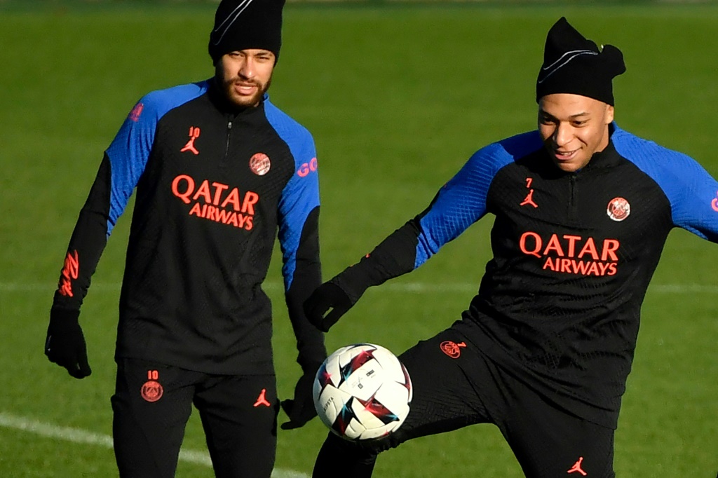 Les attaquants du Paris Saint-Germain Neymar (g) et Kylian Mbappé lors d'un entraînement à la veille du match de Ligue 1 contre Strasbourg