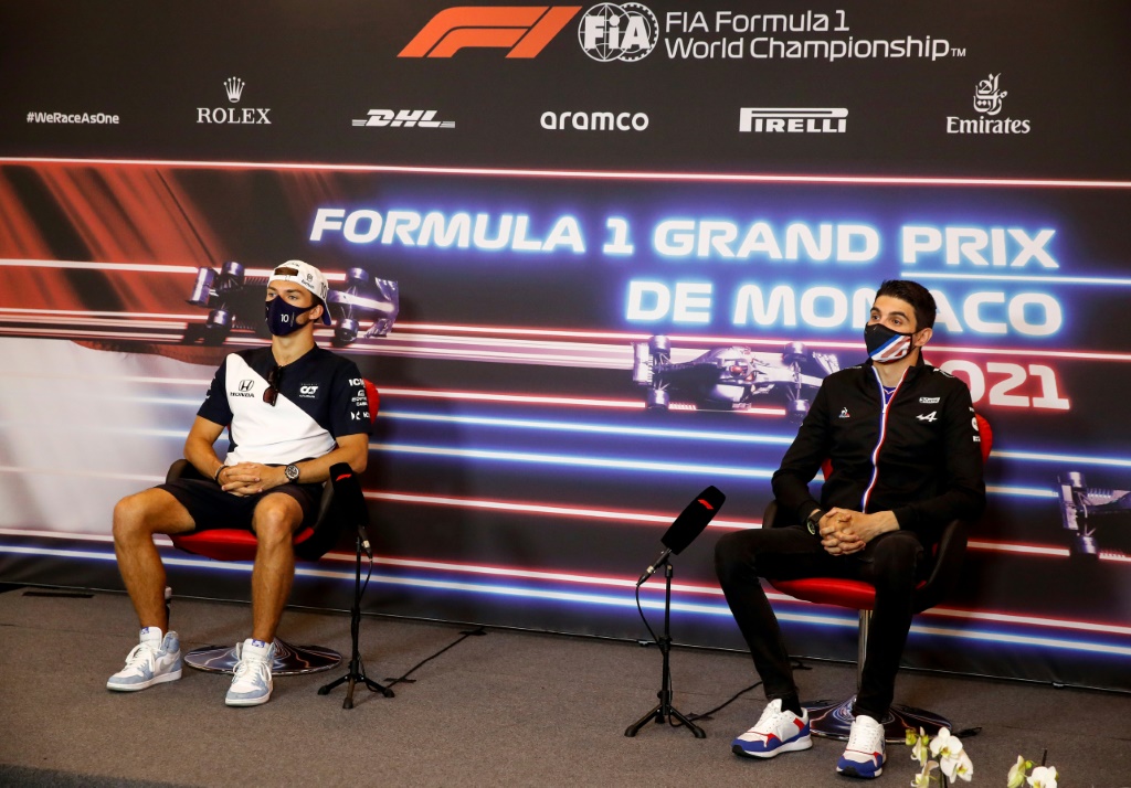 Les pilotes français de F1 Pierre Gasly (à gauche) et Esteban Ocon (à droite) lors d'une conférence de presse à Monaco le 19 mai 2021
