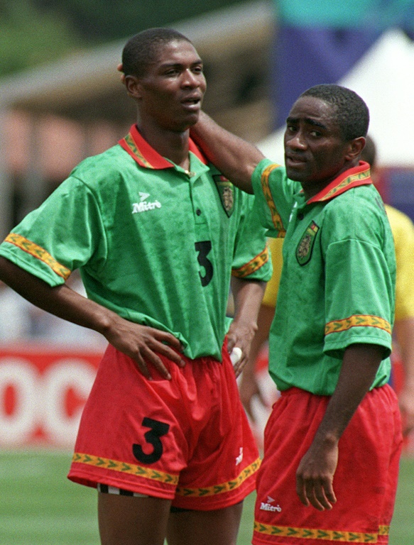 Le défenseur camerounais Rigobert Song (g) réconforté par son coéquipier Paul Mfede après avoir reçu un carton rouge contre le Brésil
