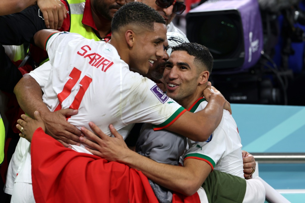 Les Marocains Achraf Hakimi (D) et Abdelhamid Sabiri célèbrent la victoire de leur sélection contre la Belgique au Mondial, le 27 novembre 2022 à Doha