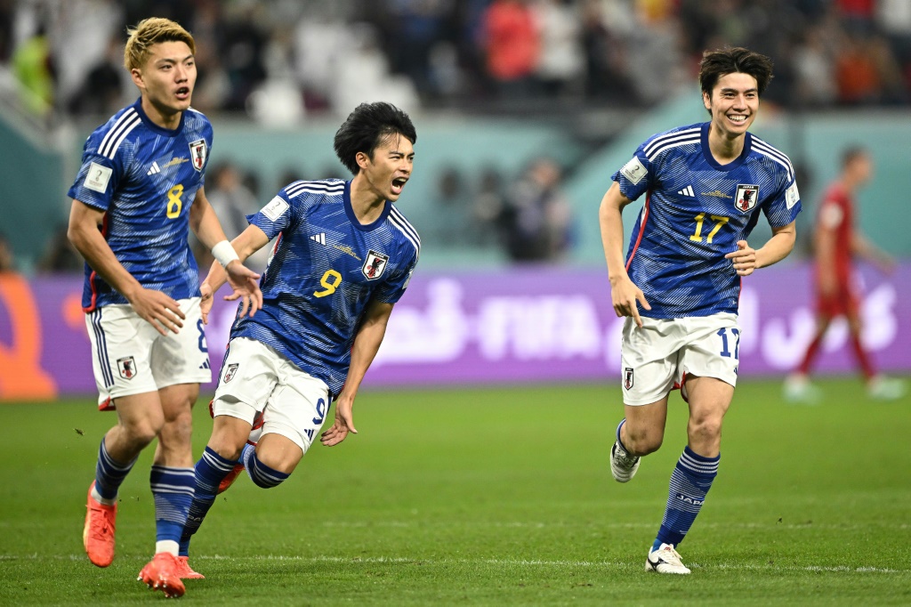 Le joueur japonais Ritsu Doan célèbre son but lors du match opposant le Japon à l'Espagne lors du Mondial-2022 à Doha (Qatar) le 1er décembre 2022