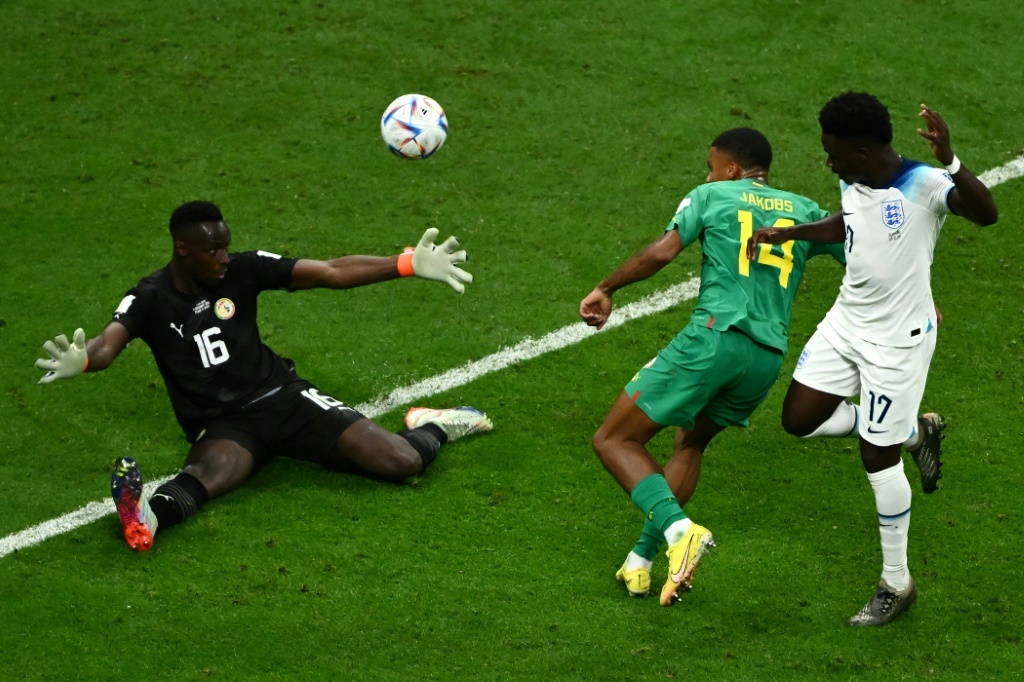 Bukayo Saka (d) marque le troisième but anglais contre le Sénégal, le 4 décembre 2022 à al-Khor