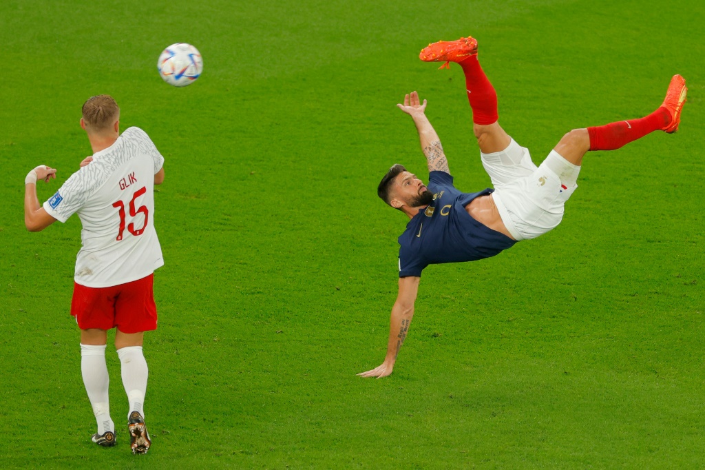 Retourné acrobatique de l'attaquant Olivier Giroud lors du huitième de finale remporté face à la Pologne au Mondial, le 4 décembre 2022 au stade Al-Thumama à Doha