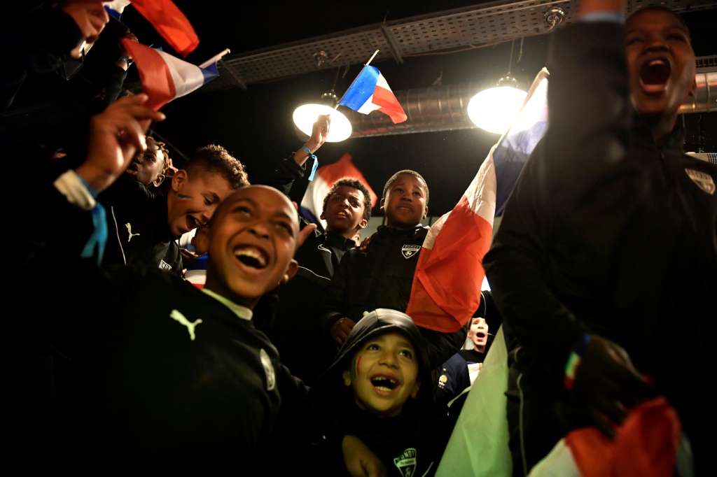 Des jeunes footballeurs de Bondy, ville dont est originaire Kylian Mbappé, regardent le match France-Pologne, le 4 décembre 2022