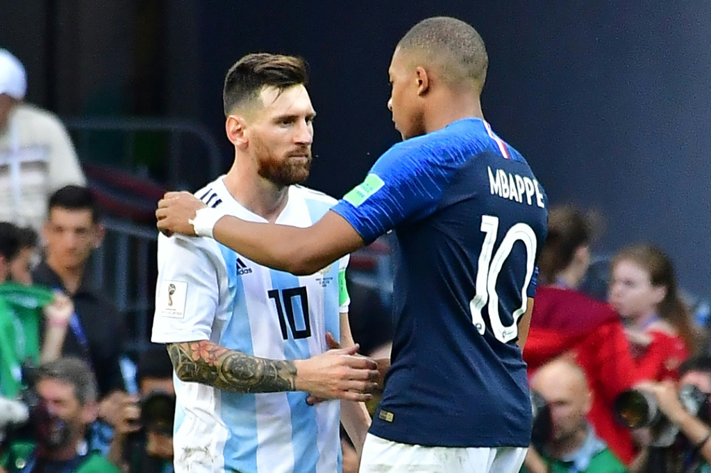 Accolade entre Lionel Messi et Kylian Mbappé à l'issue de la victoire des Bleus en 8e de finale du Mondial à Kazan, le 30 juin 2018
