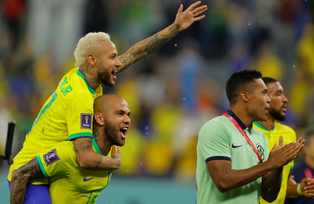 Neymar juché sur le dos de Dani Alves après le succès du Brésil contre la Corée du Sud en huitième du Mondial, le 5 décembre, au stade 974 à Doha