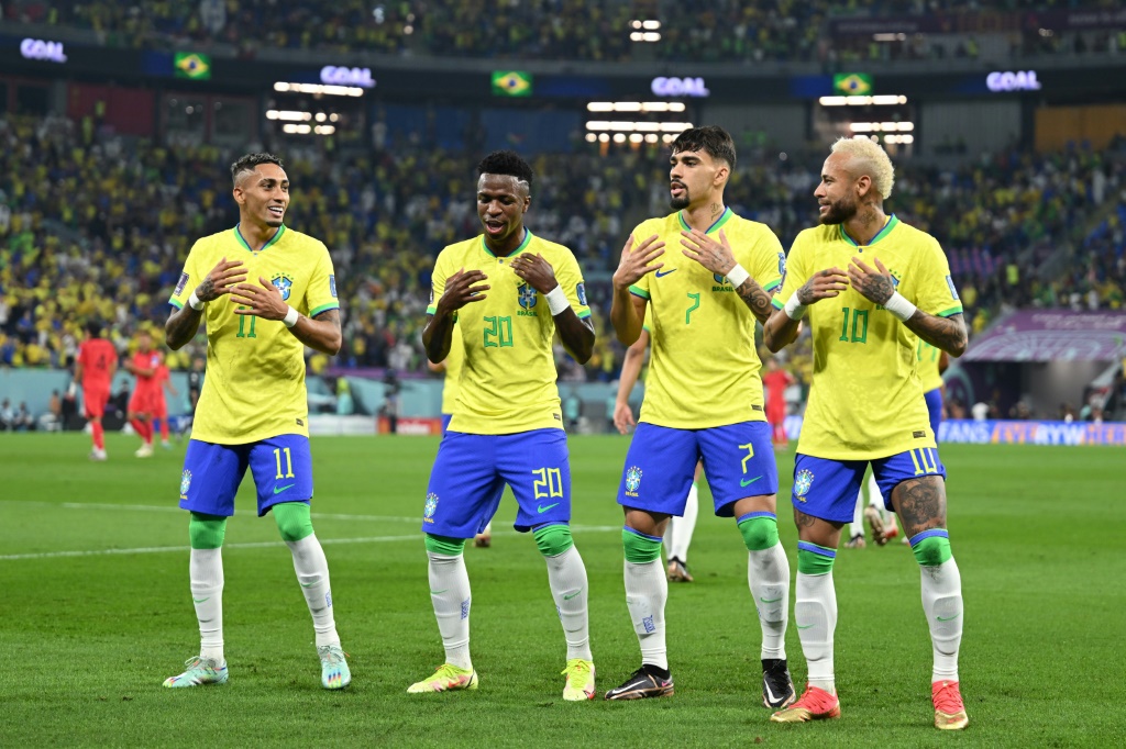 La joie des Brésiliens après leur succès en huitième de finale du Mondial contre la Corée du Sud, au stade 974 à Doha, le 5 décembre 2022