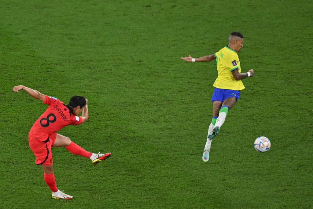 Le Sud-Coréen Paik Seung-ho réduit le score face au Brésil, en huitièmes du Mondial, le 5 décembre 2022, au stade 974 à Doha