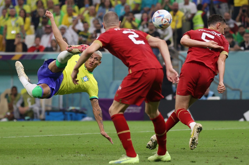L'attaquant Richarlison (G) marque le second but du Brésil d'un retourné acrobatique contre la Serbie le 24 novembre 2022 à Doha