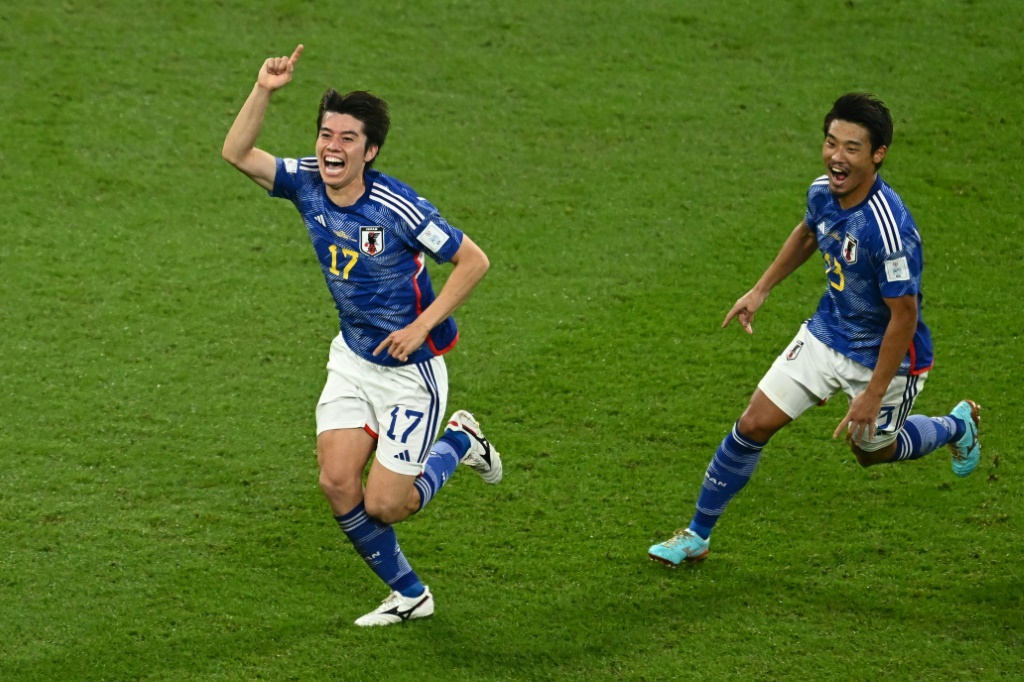 Ao Tanaka euphorique après avoir marqué le but de la victoire du Japon sur l'Espagne à Doha, le 1er décembre 2022