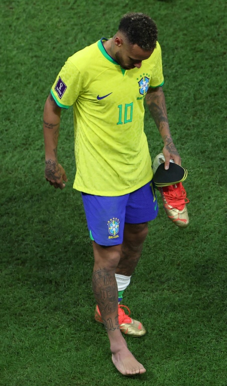 Le numéro 10 du Brésil Neymar sort du terrain avec une cheville foulée après le match contre la Serbie au premier tour du Mondial au Qatar, le 24 novembre 2022.