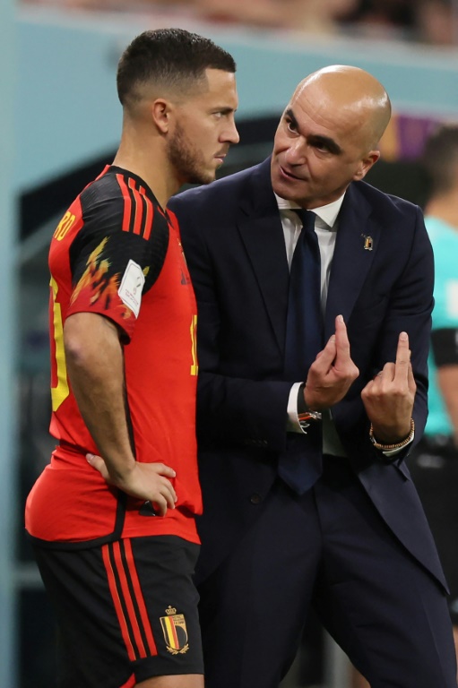 Le sélectionneur espagnol de la Belgique, Roberto Martinez (D), donne ses consignes à l'attaquant Eden Hazard lors du match du Mondial contre la Croatie le 1er décembre 2022 à Doha