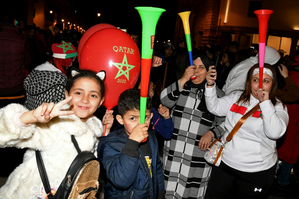 Des supporters marocains célèbrent dans les rues de Rabat la qualification historique de leur équipe en quart de finale du Mondial, le 6 décembre 2022
