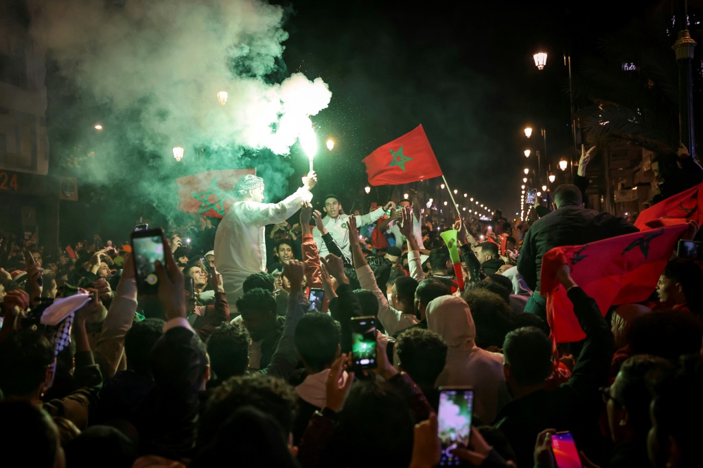 Des supporters marocains célèbrent la qualification historique de leur équipe en quart de finale du Mondial, le 6 décembre 2022 à Rabat