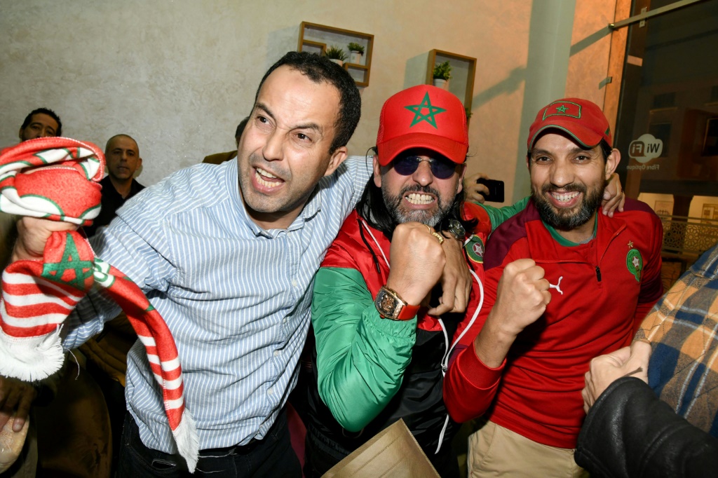 Des supporters marocains célèbrent la victoire historique de leur équipe en quart de finale du Mondial, le 6 décembre 2022 à Rabat