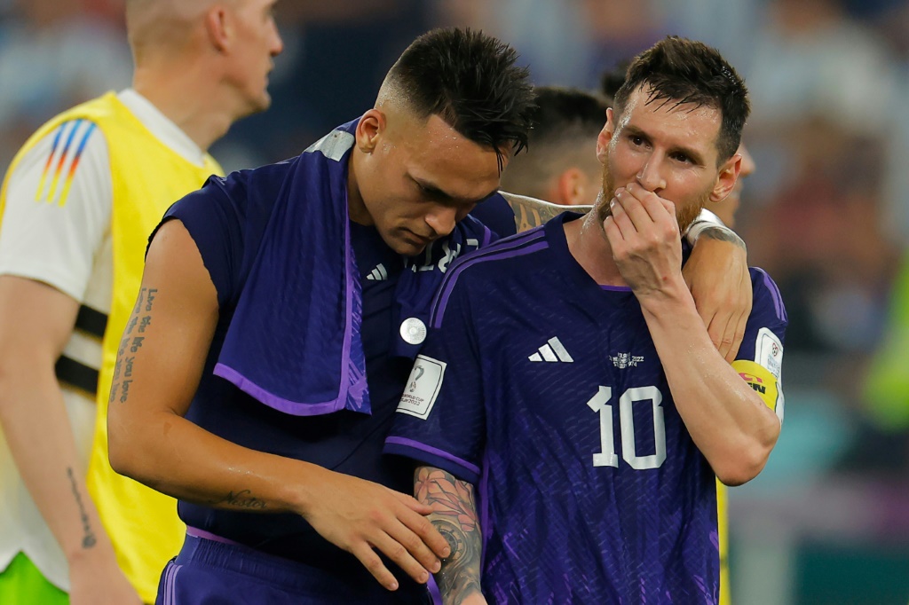 Lautaro Martinez en discussion avec Lionel Messi après la victoire de l'Argentine contre la Pologne lors du Mondial-2022 au Qatar, le 30 novembre 2022