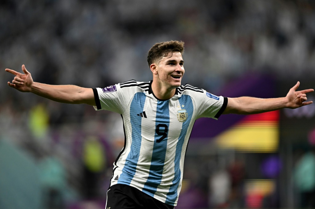 Julian Alvarez célèbre après avoir le deuxième but de l'Argentine contre l'Australie en 8e de finale du Mondial-2022 au Qatar, le 3 décembre 2022