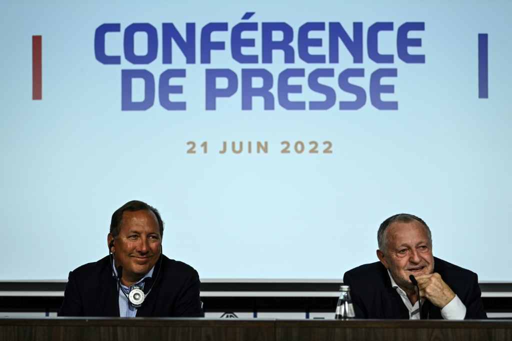 Le président de l'OL Jean-Michel Aulas et l'Américain John Textor en conférence de presse pour annoncer le rachat du club, le 21 juin 2022