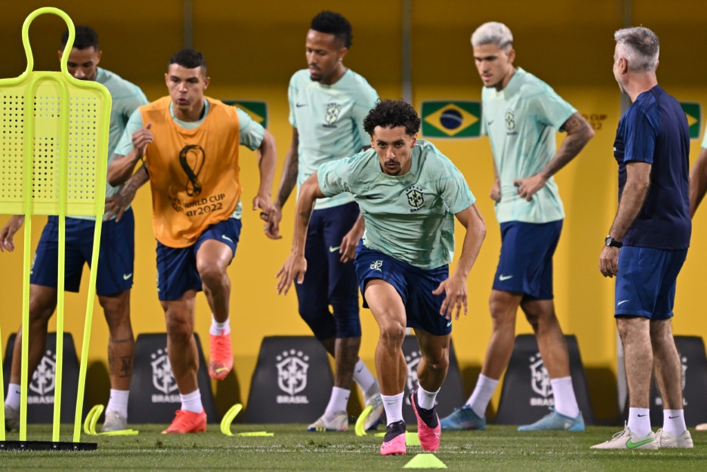 Le défenseur brésilien Marquinhos et ses coéquipiers participent à une séance d'entraînement au stade Al Arabi SC à Doha, le 8 décembre 2022, la veille du quart de finale de la Coupe du monde 2022 entre le Brésil et la Croatie.