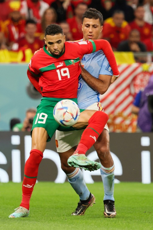 L'attaquant du Maroc Youssef En-Nesyri à la lutte avec le joueur espagnol Rodri lors du 1/8 de finale contre l'Espagne, le 6 décembre 2022 à Doha