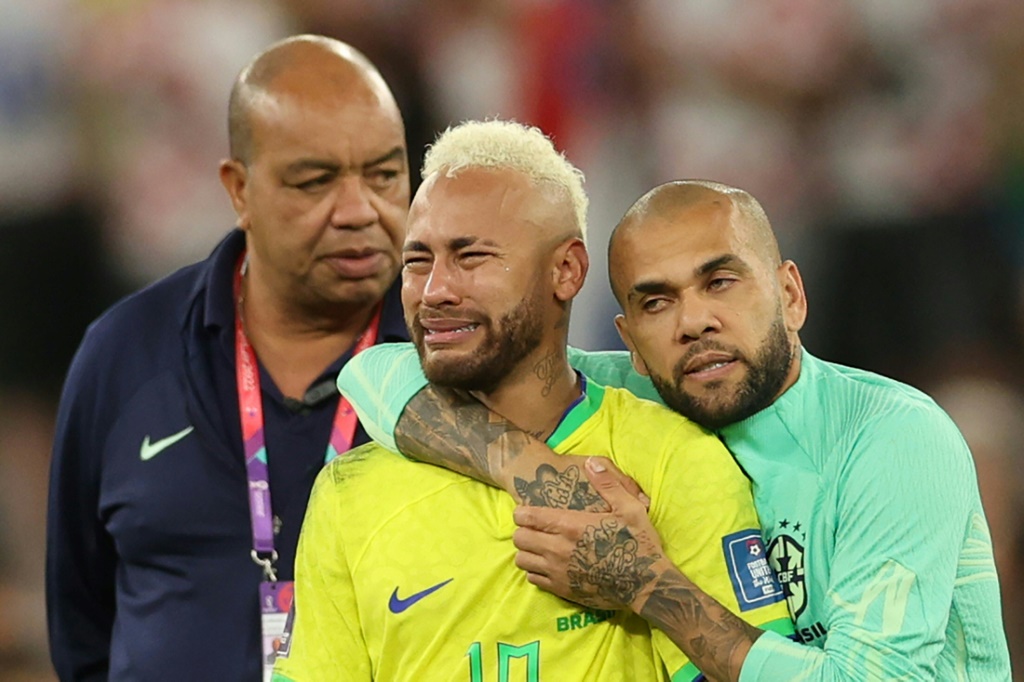 Neymar en pleurs et reconforté par Dani Alves après l'élimination du Brésil au Mondial, au stade Education City à Doha, le 9 décembre 2022