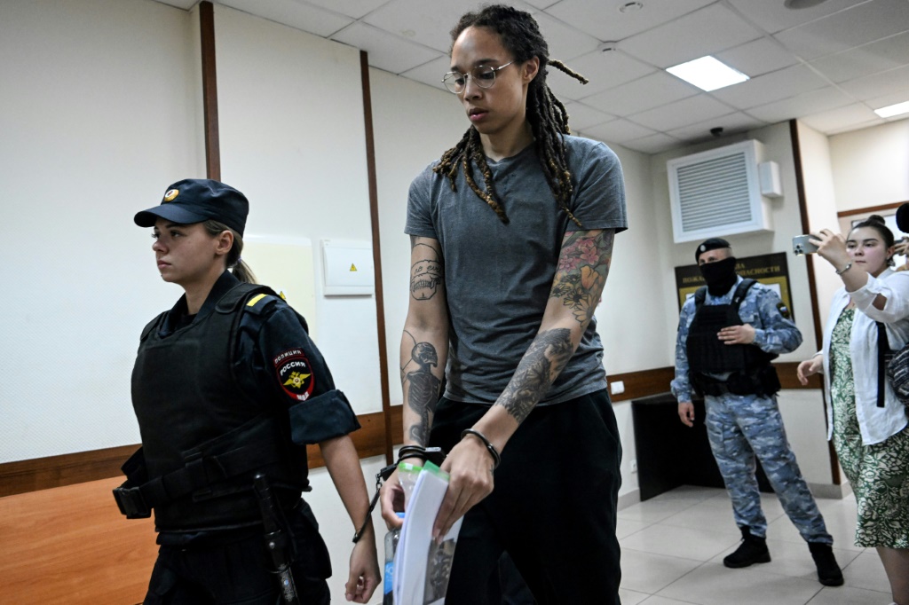 La basketteuse Brittney Griner escortée vers la salle d'audience pour l'énoncé de sa condamnation, le 4 août 2022 près de Moscou